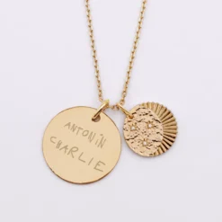Sale HappyBulle Pendentif personnalisé médaille gravée plaqué or 19 mm et breloque Lune trio zircons 14 mm Plaqué or 18k