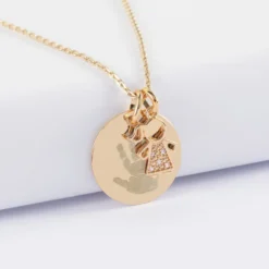 HappyBulle Pendentif personnalisé médaille gravée plaqué or 19 mm et breloque petite fille scintillante 12 mm