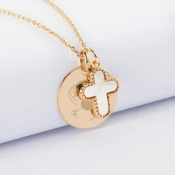 Best HappyBulle Pendentif personnalisé médaille gravée plaqué or 19 mm et breloque croix nacre 16 mm