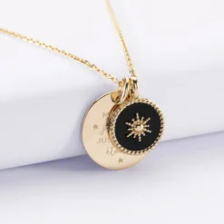 Online HappyBulle Pendentif personnalisé médaille gravée plaqué or 19 mm et breloque soleil 14 mm Email noir