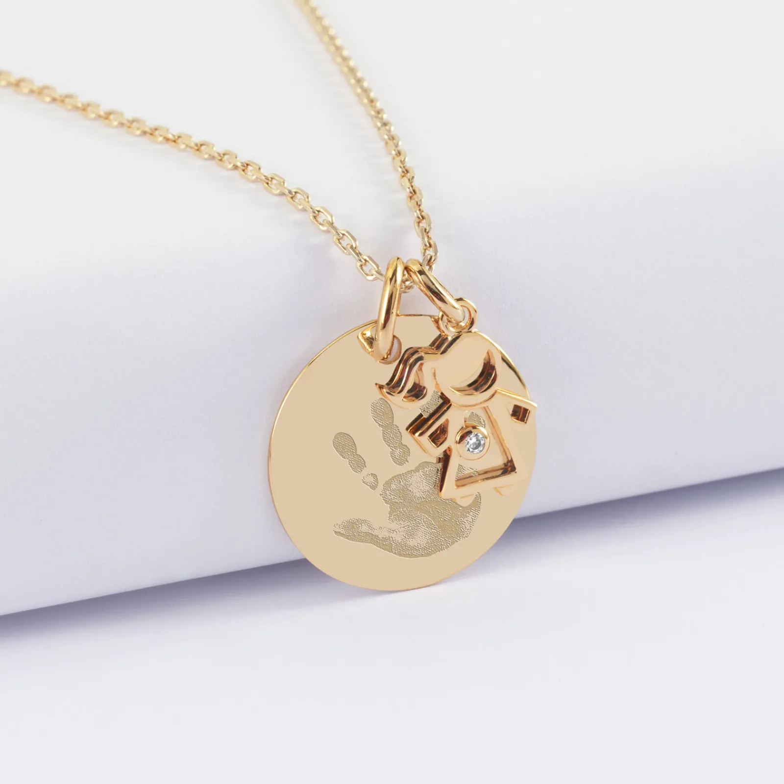 New HappyBulle Pendentif personnalisé médaille gravée plaqué or 19 mm et breloque petite fille zircon 12 mm Plaqué or 18k