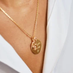 New HappyBulle Pendentif personnalisé médaille gravée plaqué or 19 mm et breloque petite fille zircon 12 mm Plaqué or 18k