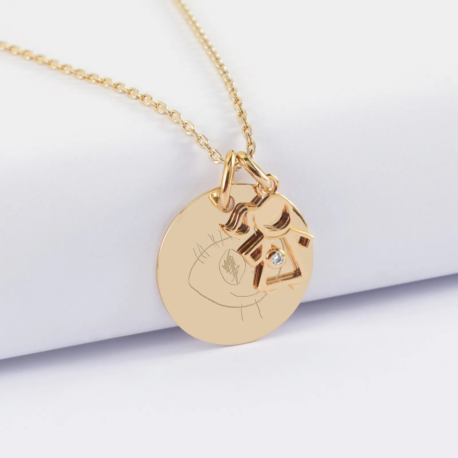 New HappyBulle Pendentif personnalisé médaille gravée plaqué or 19 mm et breloque petite fille zircon 12 mm Plaqué or 18k