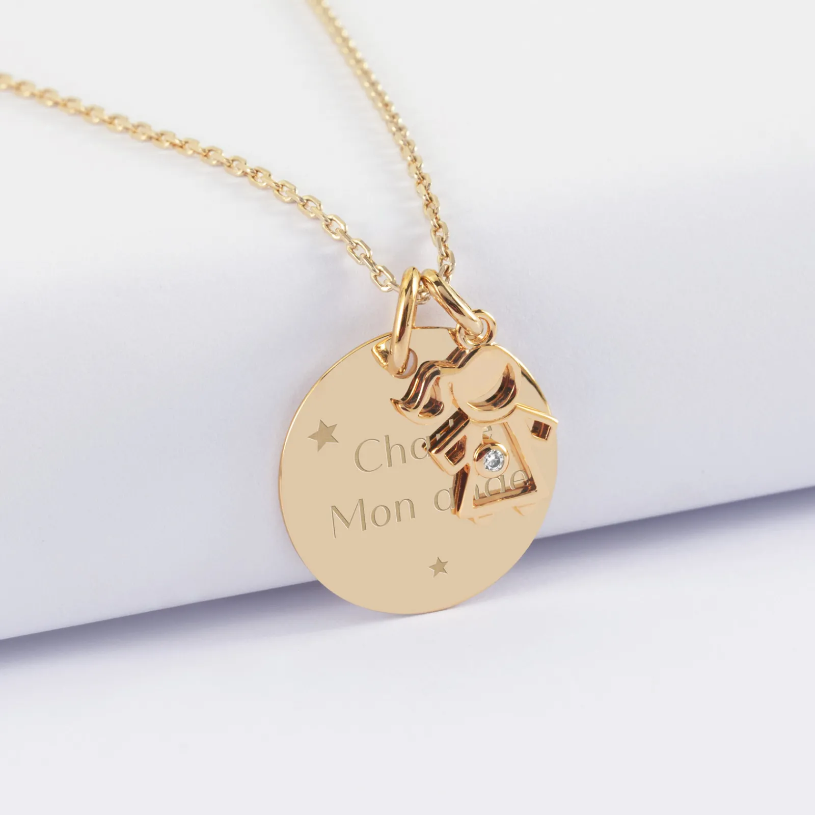 New HappyBulle Pendentif personnalisé médaille gravée plaqué or 19 mm et breloque petite fille zircon 12 mm Plaqué or 18k