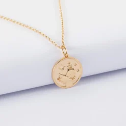 New HappyBulle Pendentif personnalisé médaille gravée plaqué or ange texturée 14 mm Plaqué or 18k
