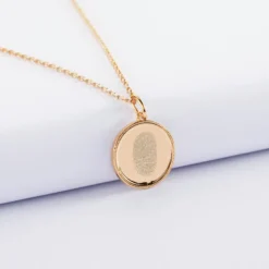 New HappyBulle Pendentif personnalisé médaille gravée plaqué or ange texturée 14 mm Plaqué or 18k