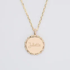 Outlet HappyBulle Pendentif personnalisé médaille vintage dentelée gravée plaqué or 17 mm - Nos petits imparfaits