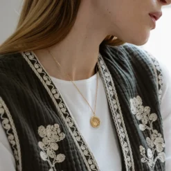 New HappyBulle Pendentif personnalisé médaille contour fleur gravée plaqué or 18 mm