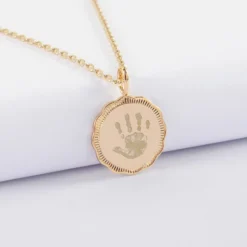 New HappyBulle Pendentif personnalisé médaille contour fleur gravée plaqué or 18 mm