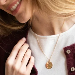 Best HappyBulle Pendentif personnalisé médaille gravée plaqué or 19 mm et breloque fleur pétales zircons 10 mm