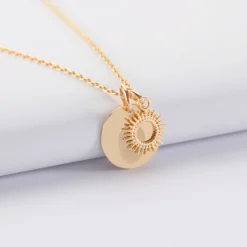 Discount HappyBulle Pendentif personnalisé médaille gravée plaqué or 15 mm et breloque soleil 10 mm