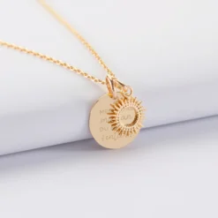 Discount HappyBulle Pendentif personnalisé médaille gravée plaqué or 15 mm et breloque soleil 10 mm