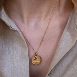 Best HappyBulle Pendentif personnalisé médaille gravée plaqué or 19 mm et breloque petit coeur bombé 7 mm - x Atelier Wagram Plaqué or 18k