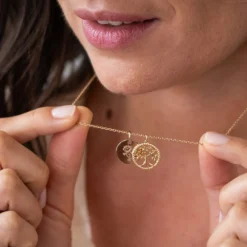Sale HappyBulle Pendentif personnalisé médaille gravée plaqué or 15 mm et breloque arbre de vie contour torsadé 16 mm Plaqué or 18k
