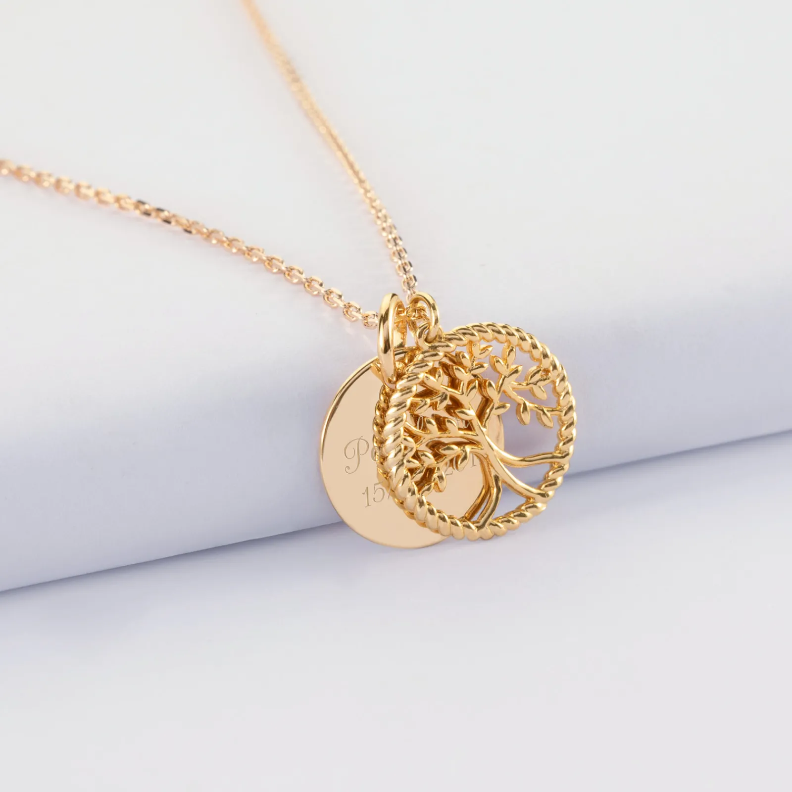 Sale HappyBulle Pendentif personnalisé médaille gravée plaqué or 15 mm et breloque arbre de vie contour torsadé 16 mm Plaqué or 18k