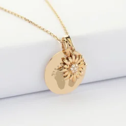 Online HappyBulle Pendentif personnalisé médaille gravée plaqué or 19 mm et breloque scintillante 13 mm Marguerite