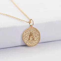 Sale HappyBulle Pendentif personnalisé médaille gravée plaqué or lettre initiale texturée 14 mm Plaqué or 18k