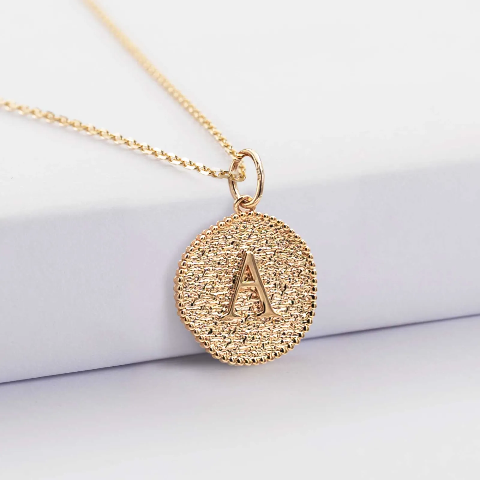 Sale HappyBulle Pendentif personnalisé médaille gravée plaqué or lettre initiale texturée 14 mm Plaqué or 18k