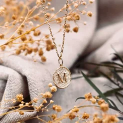 Sale HappyBulle Pendentif personnalisé médaille gravée plaqué or lettre initiale texturée 14 mm Plaqué or 18k
