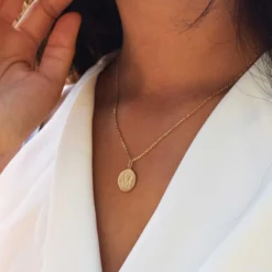 Sale HappyBulle Pendentif personnalisé médaille gravée plaqué or lettre initiale texturée 14 mm Plaqué or 18k