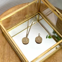 Sale HappyBulle Pendentif personnalisé médaille gravée plaqué or lettre initiale texturée 14 mm Plaqué or 18k