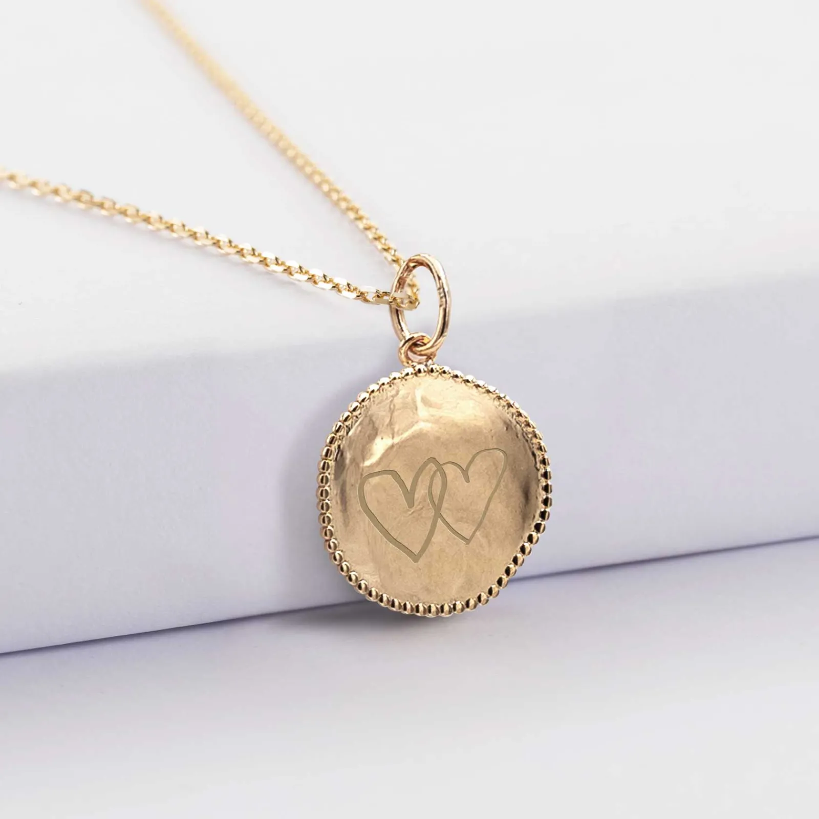 Sale HappyBulle Pendentif personnalisé médaille gravée plaqué or lettre initiale texturée 14 mm Plaqué or 18k