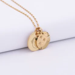 Sale HappyBulle Pendentif personnalisé médaille gravée plaqué or 15 mm et breloque Lune trio zircons 14 mm Plaqué or 18k