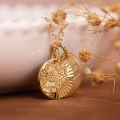 Sale HappyBulle Pendentif personnalisé médaille gravée plaqué or 15 mm et breloque Lune trio zircons 14 mm Plaqué or 18k