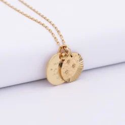 Sale HappyBulle Pendentif personnalisé médaille gravée plaqué or 15 mm et breloque Lune trio zircons 14 mm Plaqué or 18k