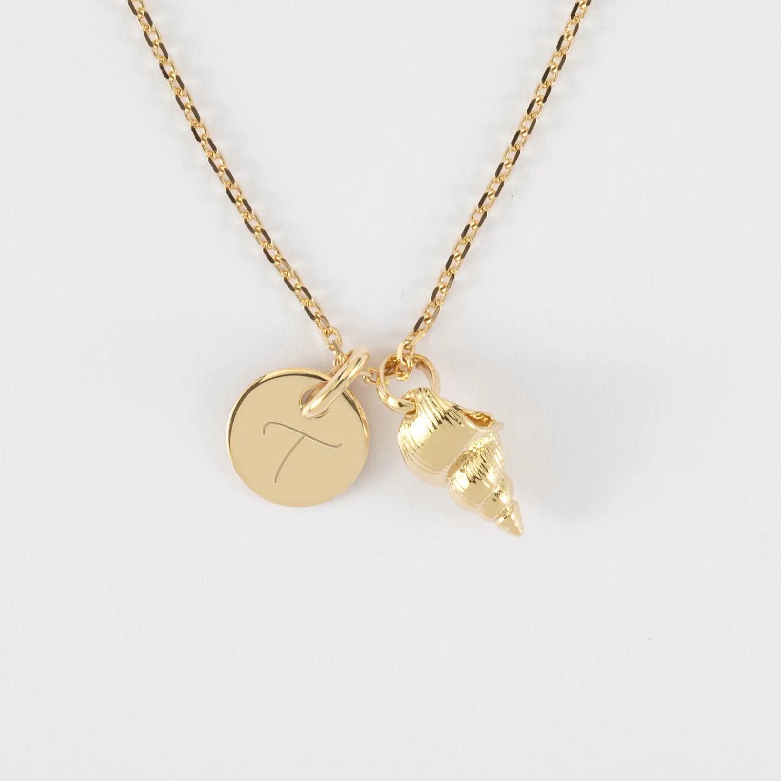 Outlet HappyBulle Pendentif personnalisé médaille gravée plaqué or 10 mm et breloque coquillage scalaire 12 mm