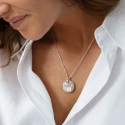 Online HappyBulle Pendentif personnalisé médaille gravée argent 19 mm et breloque perle nacre 10 mm Argent rhodié 925