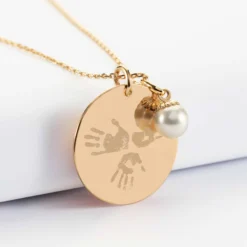 Best HappyBulle Pendentif personnalisé médaille gravée plaqué or 27 mm et breloque perle nacre 10 mm Plaqué or 18k
