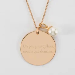 Best HappyBulle Pendentif personnalisé médaille gravée plaqué or 27 mm et breloque perle nacre 10 mm Plaqué or 18k