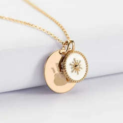 New HappyBulle Pendentif personnalisé médaille gravée plaqué or 19 mm et breloque soleil 14 mm Email blanc