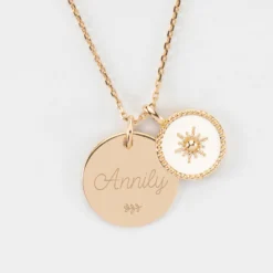 New HappyBulle Pendentif personnalisé médaille gravée plaqué or 19 mm et breloque soleil 14 mm Email blanc