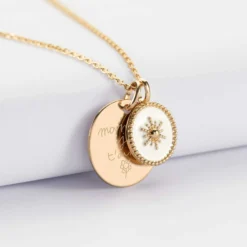 New HappyBulle Pendentif personnalisé médaille gravée plaqué or 19 mm et breloque soleil 14 mm Email blanc