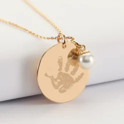 Best HappyBulle Pendentif personnalisé médaille gravée plaqué or 27 mm et breloque perle nacre 10 mm - 
