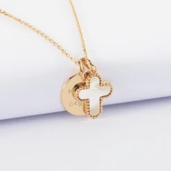 Sale HappyBulle Pendentif personnalisé médaille gravée plaqué or 15 mm et breloque croix nacre 16 mm
