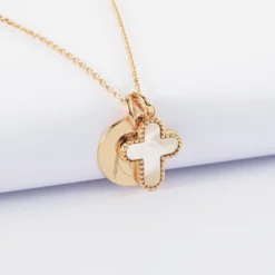 Sale HappyBulle Pendentif personnalisé médaille gravée plaqué or 15 mm et breloque croix nacre 16 mm