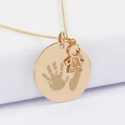 Clearance HappyBulle Pendentif personnalisé médaille gravée plaqué or 27 mm et breloque petit garçon scintillant 12 mm