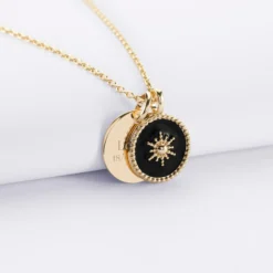 New HappyBulle Pendentif personnalisé médaille gravée plaqué or 15 mm et breloque soleil 14 mm Email noir