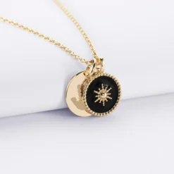 New HappyBulle Pendentif personnalisé médaille gravée plaqué or 15 mm et breloque soleil 14 mm Email noir