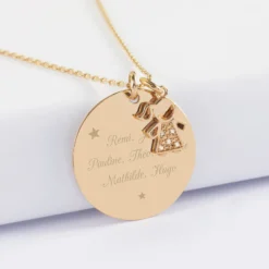 HappyBulle Pendentif personnalisé médaille gravée plaqué or 27 mm et breloque petite fille scintillante 12 mm Plaqué or 18k