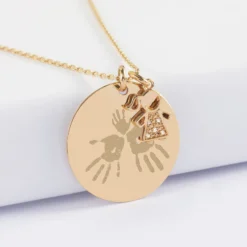 HappyBulle Pendentif personnalisé médaille gravée plaqué or 27 mm et breloque petite fille scintillante 12 mm Plaqué or 18k
