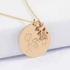 HappyBulle Pendentif personnalisé médaille gravée plaqué or 27 mm et breloque petite fille scintillante 12 mm Plaqué or 18k