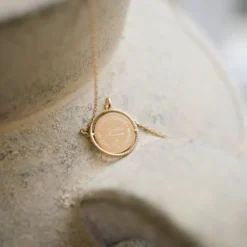 HappyBulle Pendentif personnalisé médaille réversible contour tressé Eternelle gravée plaqué or 18 mm - x Capucine Plaqué or 18k