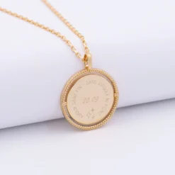 HappyBulle Pendentif personnalisé médaille réversible contour tressé Eternelle gravée plaqué or 18 mm - x Capucine Plaqué or 18k
