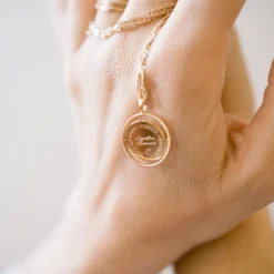 HappyBulle Pendentif personnalisé médaille réversible contour tressé Eternelle gravée plaqué or 18 mm - x Capucine Plaqué or 18k