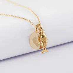 HappyBulle Pendentif personnalisé médaille gravée plaqué or 15 mm et breloque poisson articulé 15 mm