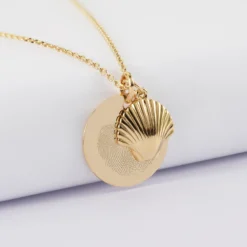 New HappyBulle Pendentif personnalisé médaille gravée plaqué or 19 mm et breloque coquillage coque 13 mm